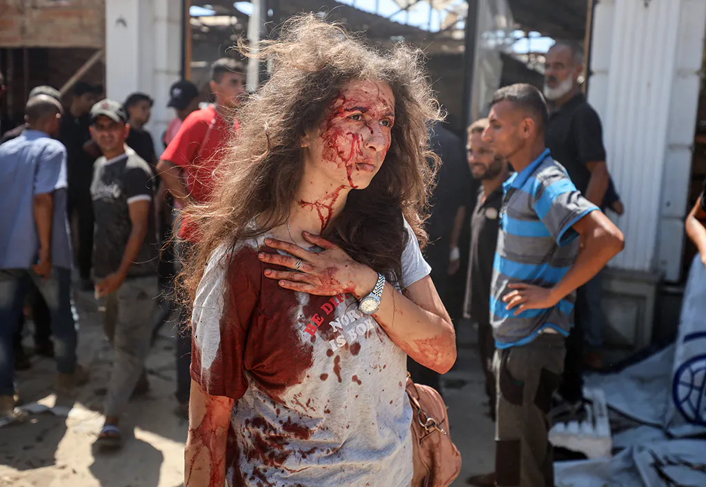 Foto: Bayan Abu Sultan unmittelbar nach dem Luftschlag auf das Café