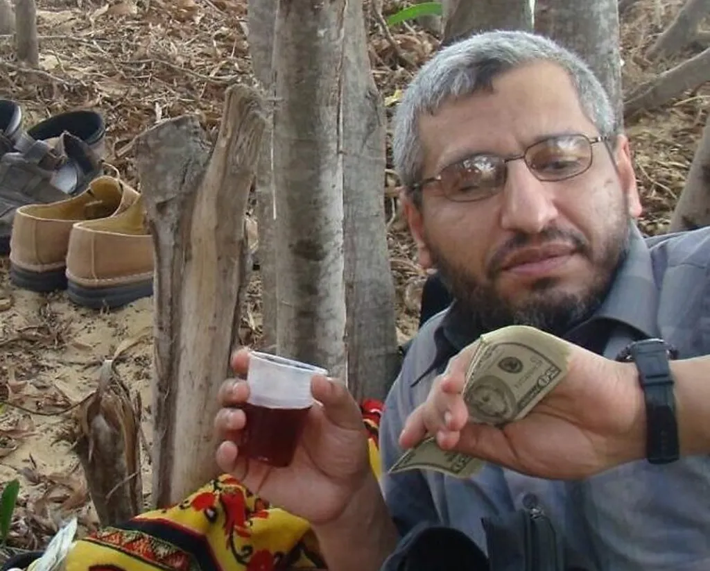 Eines der sehr wenigen zeitnahen Fotos, die von Deif bekannt wurden. Mit einem Bündel Dollars in der Hand.