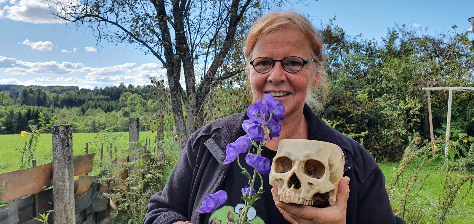 Klaudia Blasl in ihrem Garten im Burgenland