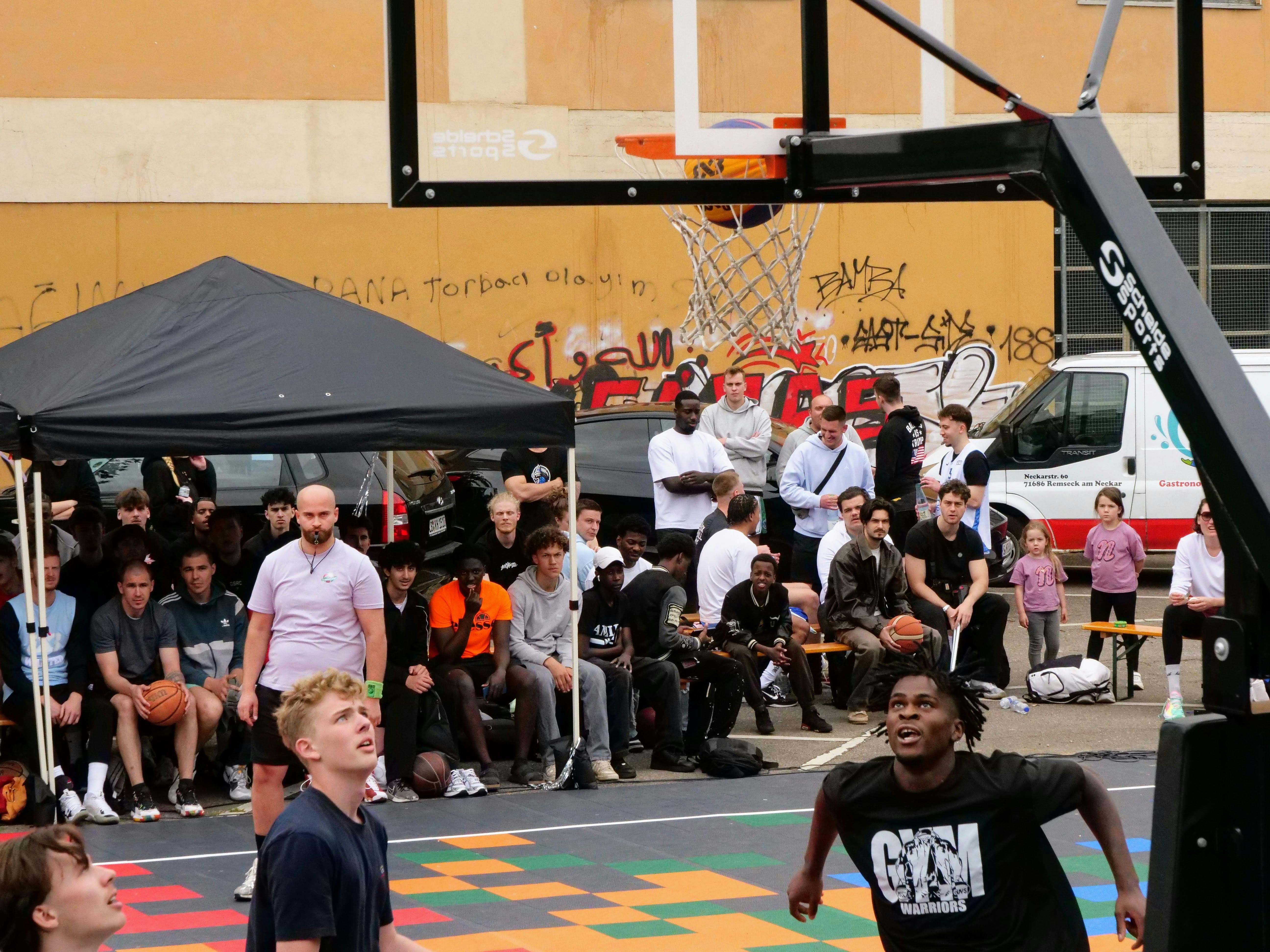 12 Teams haben an dem 3x3-Turnier zur offiziellen Einweihung des neuen Basketballplatzes teilgenommen. Foto: Jürgen Brand