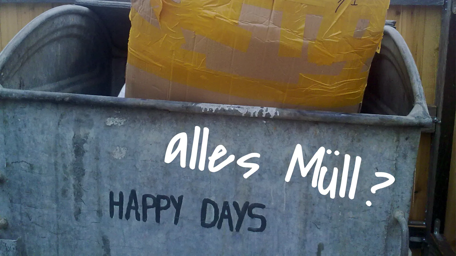 Eine volle Mülltonne mit der Aufschrift "happy days"