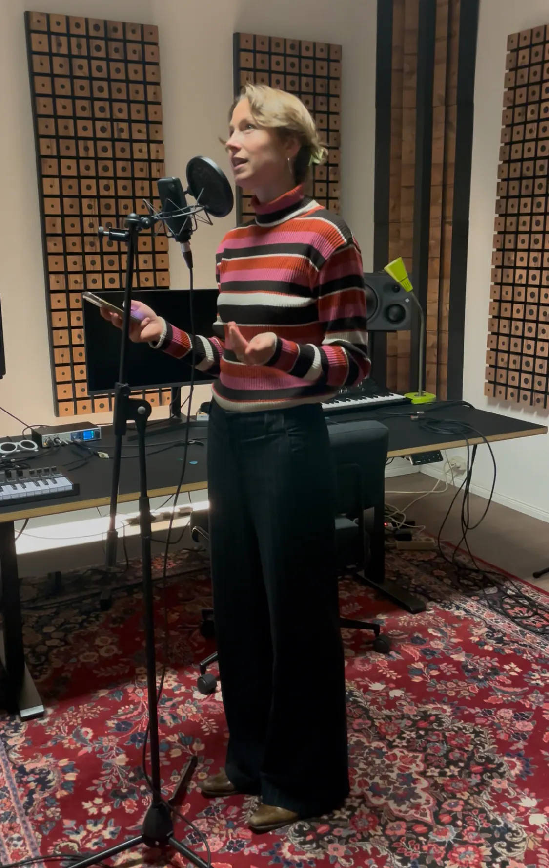 Marilena beim Aufnehmen einer neuen Podcast Folge