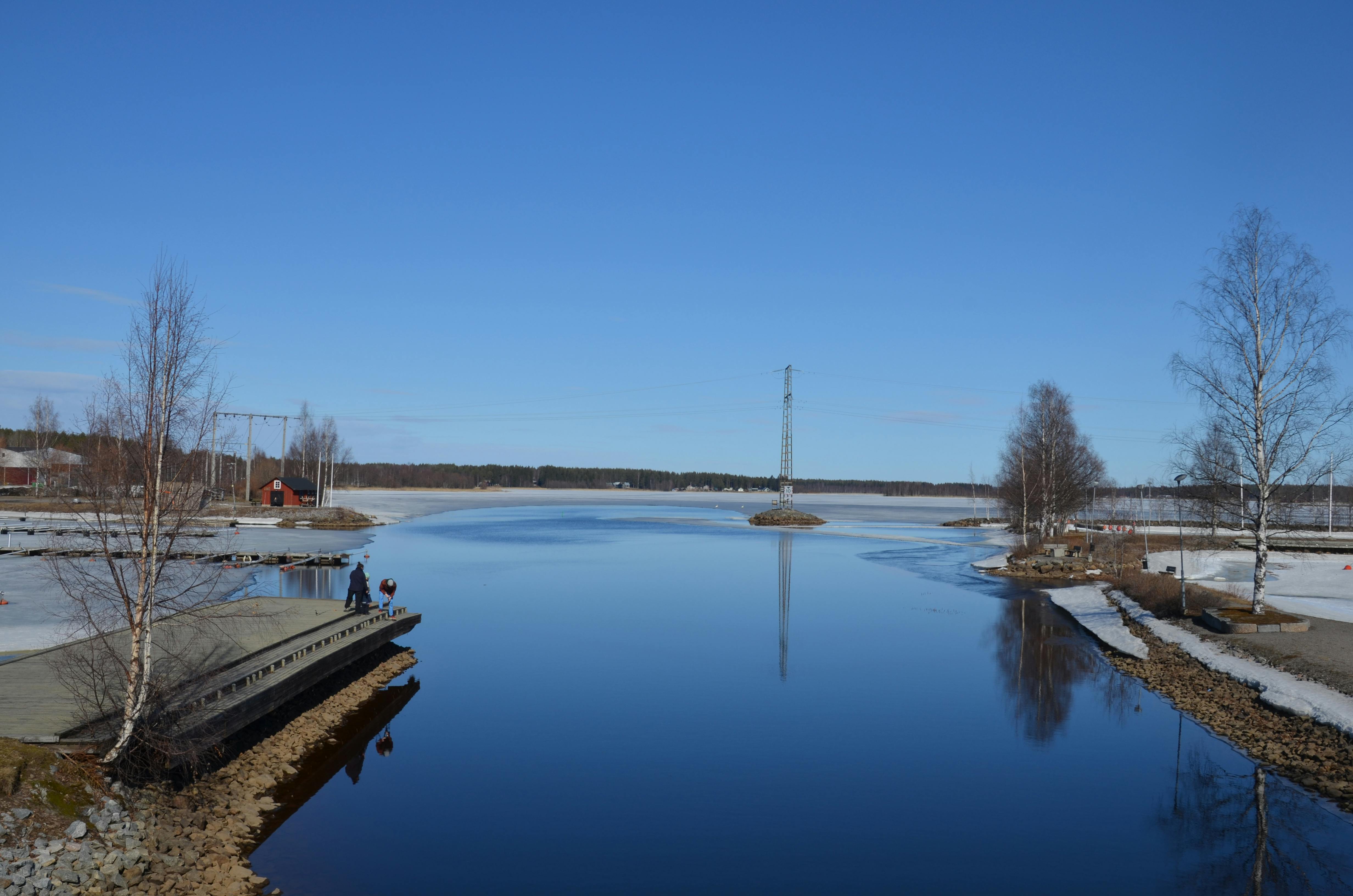 Wasser, Blauer Himmel, im Hintergrund Eis