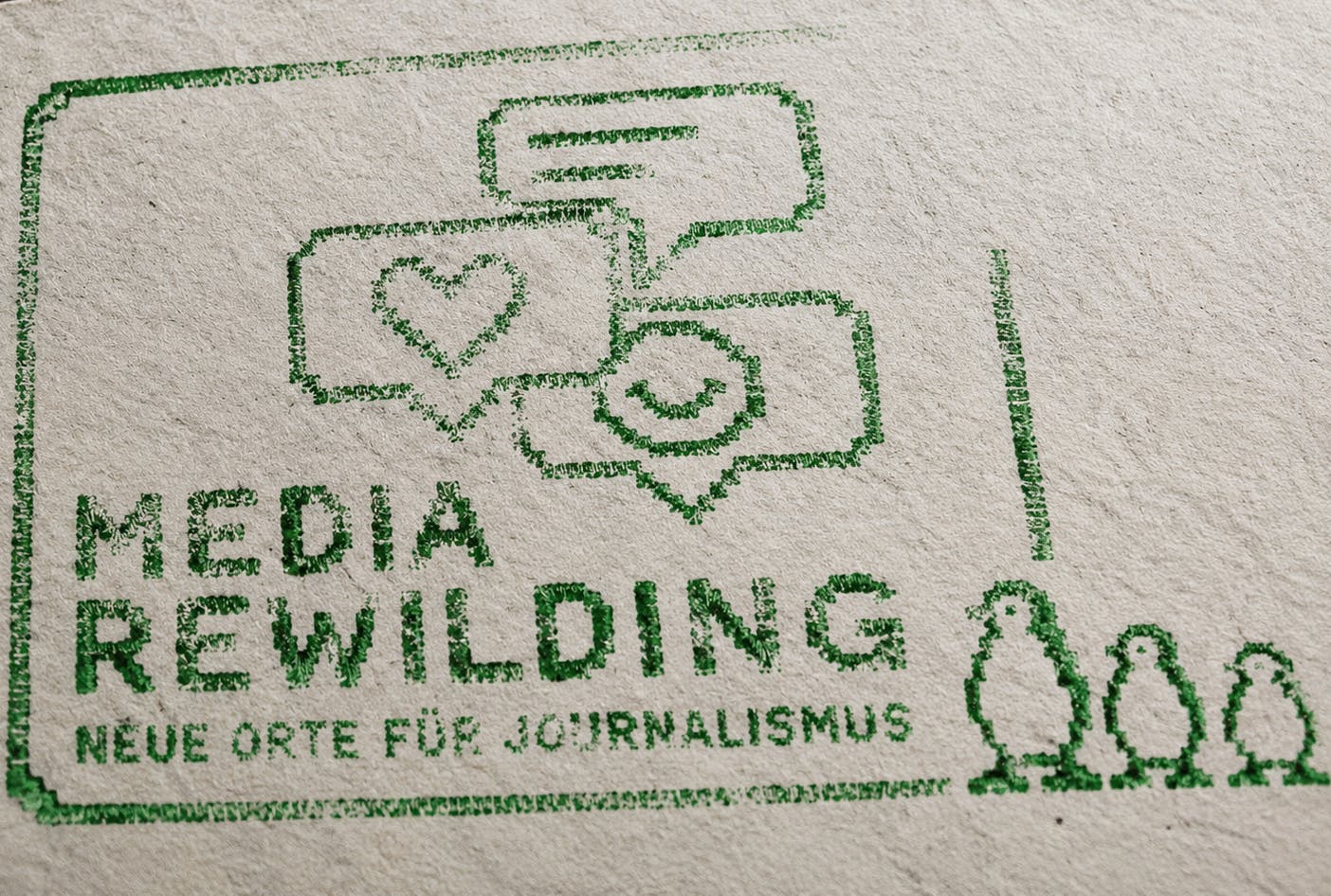 Papier mit einer Art Stempelabdruck des Media-Rewilding-Logos (KI-generiert)