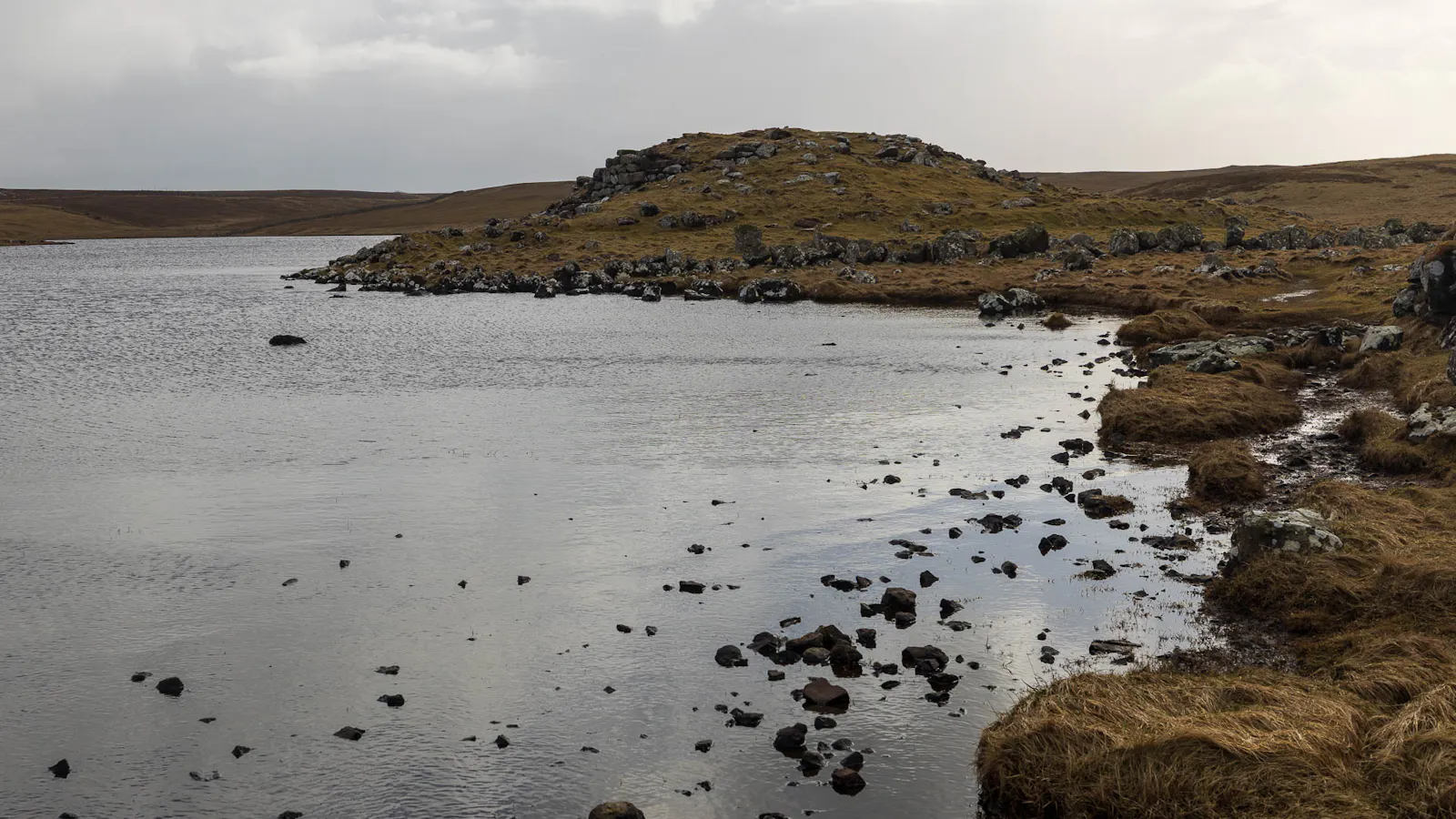 Broch im Loch of Houlland
