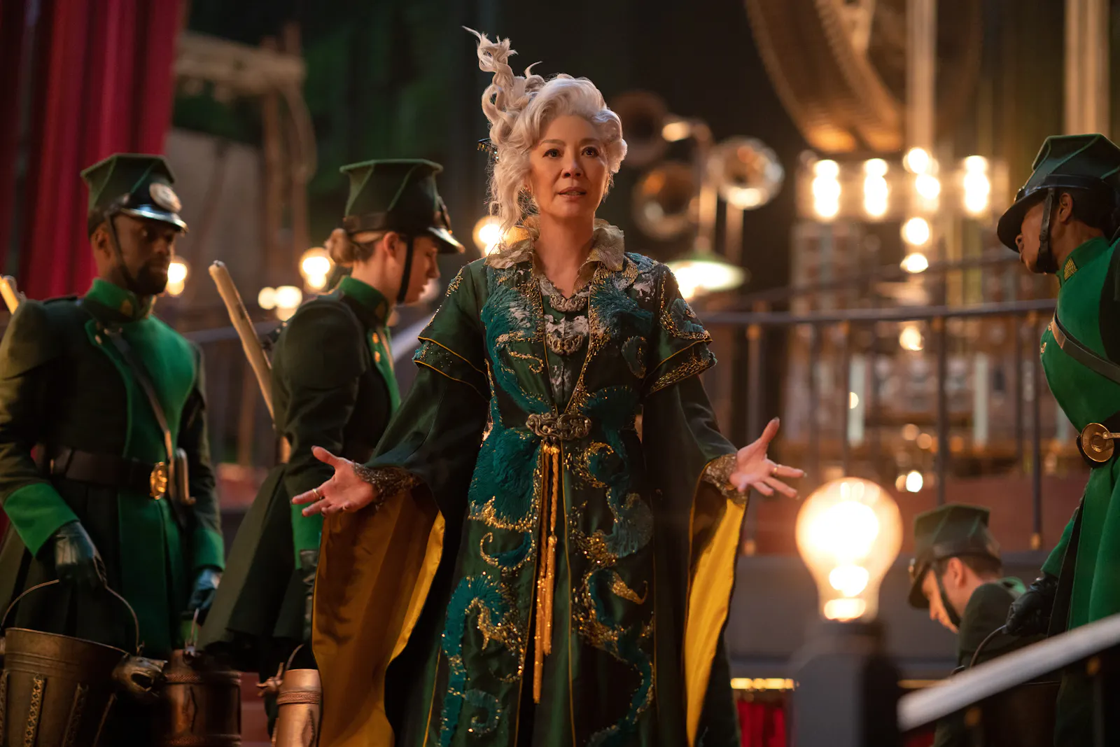 Michelle Yeoh steht als Madame Morrible für gute Pressearbeit in WICKED: FOR GOOD // © Universal Studios. All Rights Reserved.