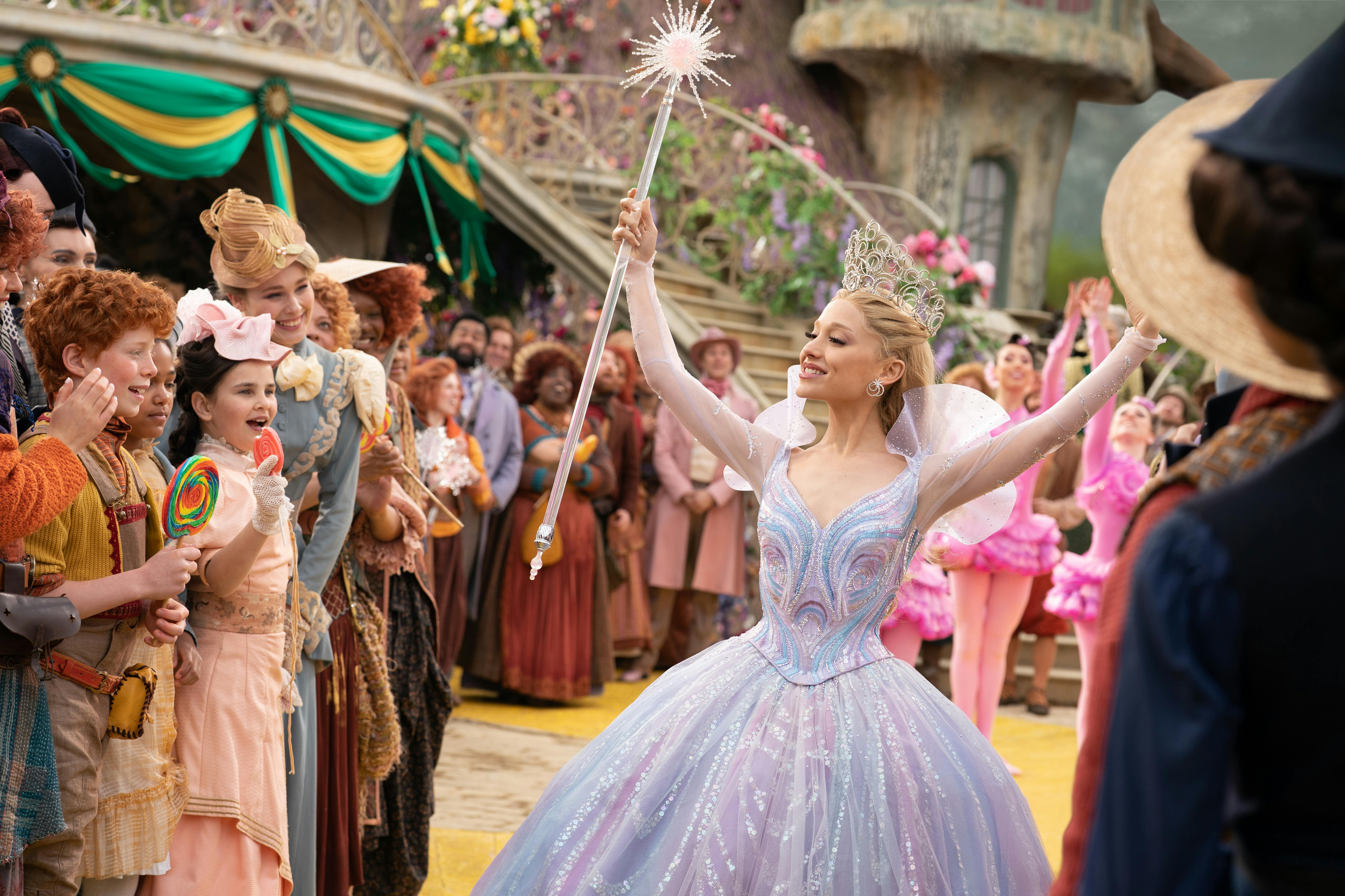Liebe die Lüge: Ariana Grande als Glinda in WICKED: FOR GOOD // © Universal Studios. All Rights Reserved.
