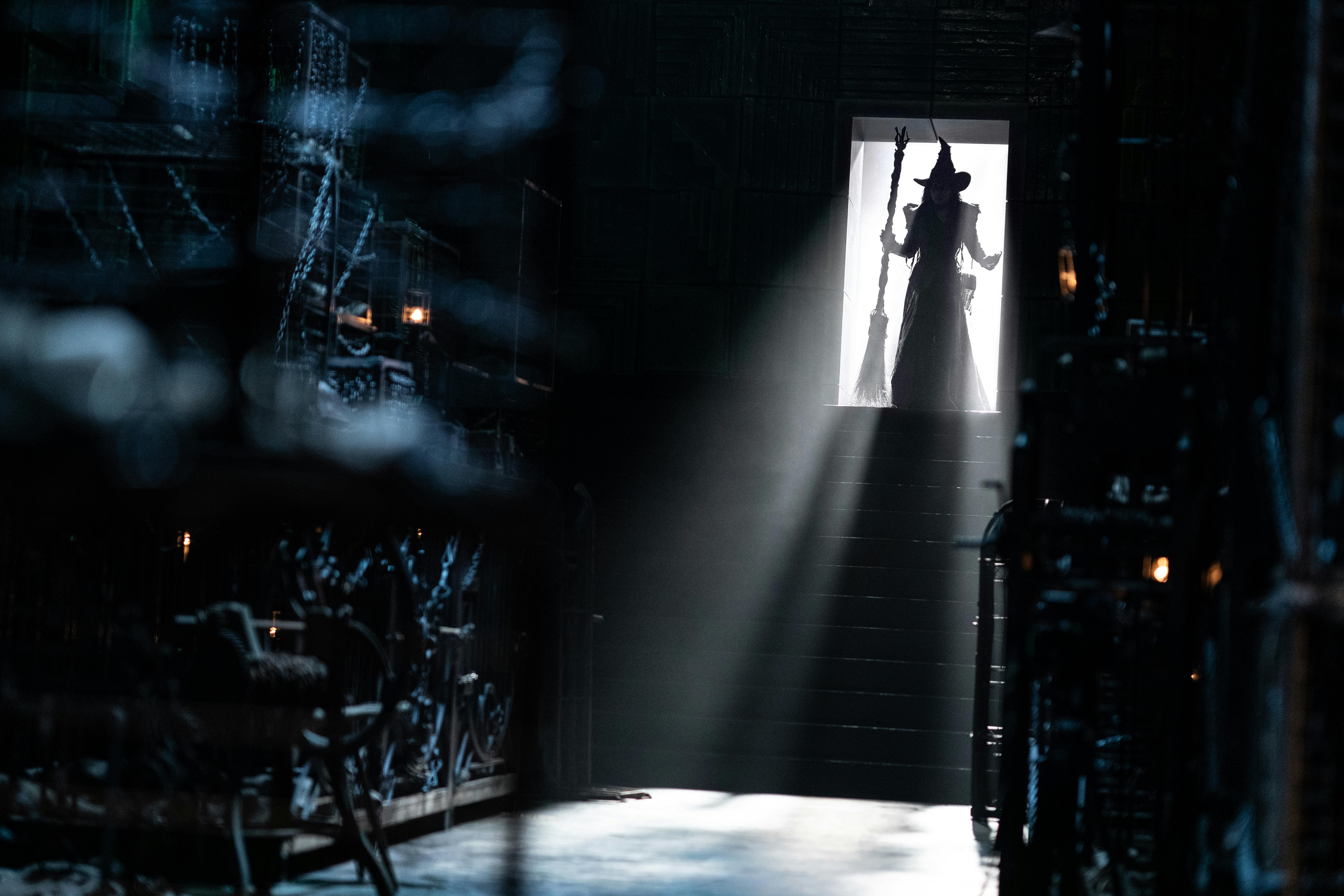 Verachtet, vertrieben und weggesperrt: Elphaba (Cynthia Erivo) & Friends in WICKED: FOR GOOD // © Universal Studios. All Rights Reserved.