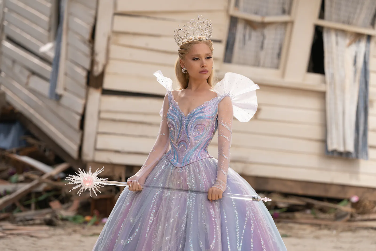 Ariana Grande überlegt als Glinda in WICKED: FOR GOOD, ob sie singen sollte... // © Universal Studios. All Rights Reserved.