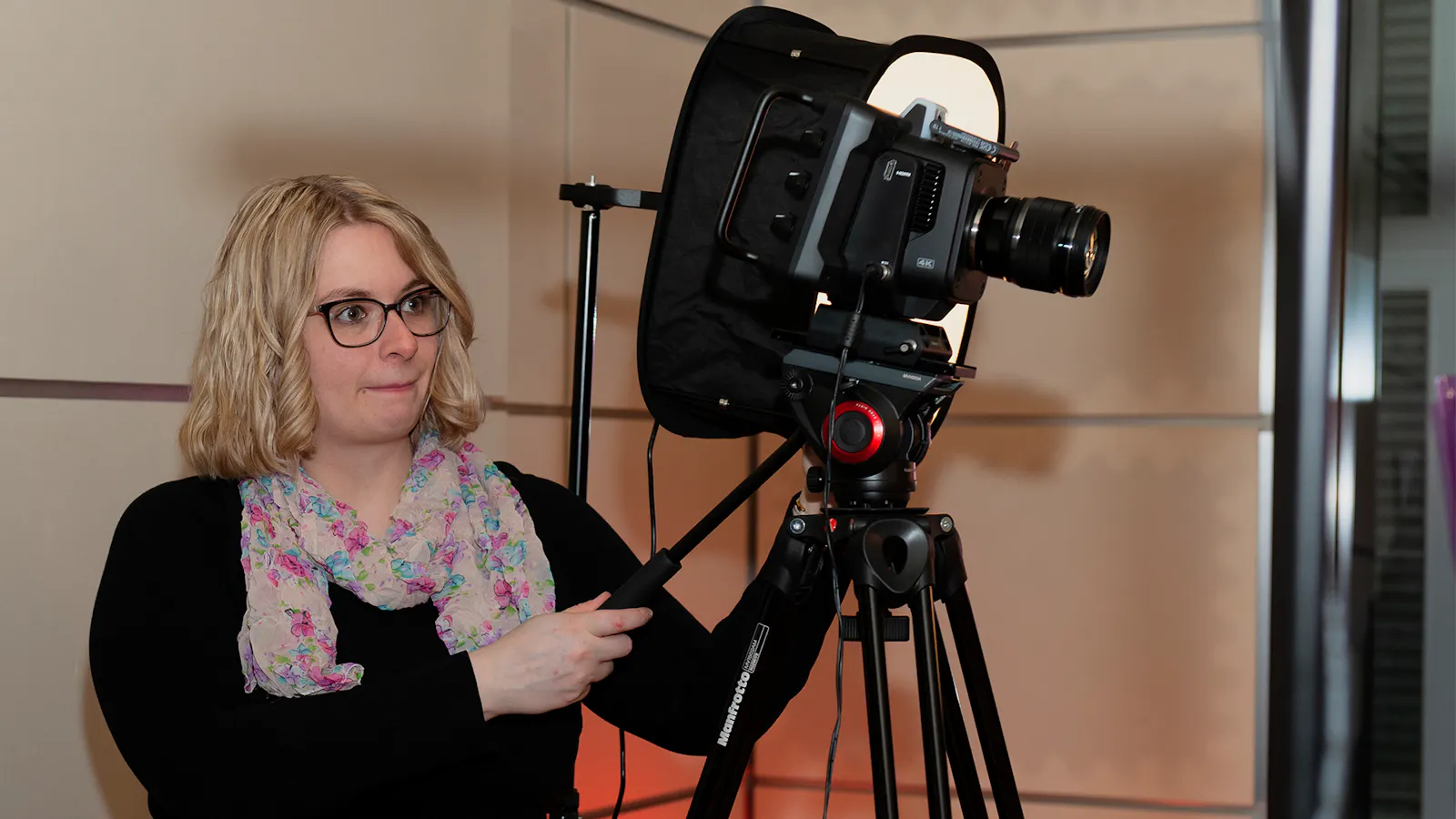 Carina bedient konzentriert eine Kamera.