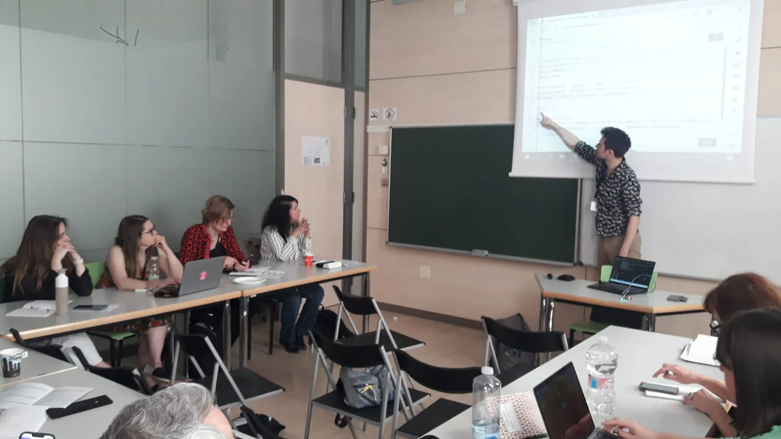 ich in einer Klasse zeige auf code auf dem beamer