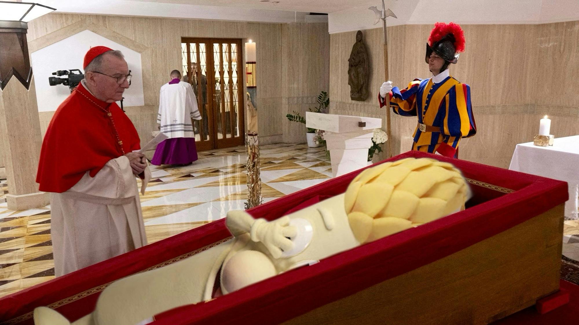Bild vom offenen Sarg des Papstes, ein Kardinal steht davor, ein Mitglied der Schweizer Garde hält Wache, im Sarg liegt das Beelitzer Spargelmaskottchen
