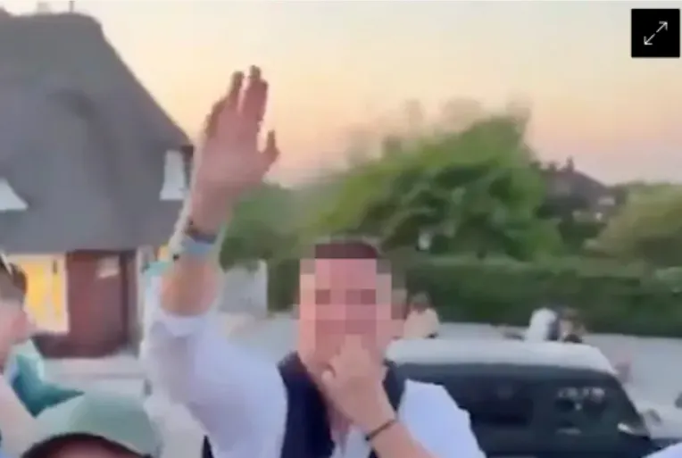 Mann auf Sylt zeigt Hitlergruß