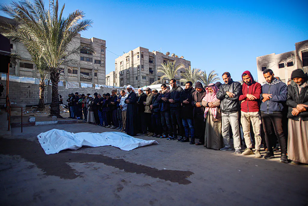 Betende vor zwei Getöteten im Gazastreifen.