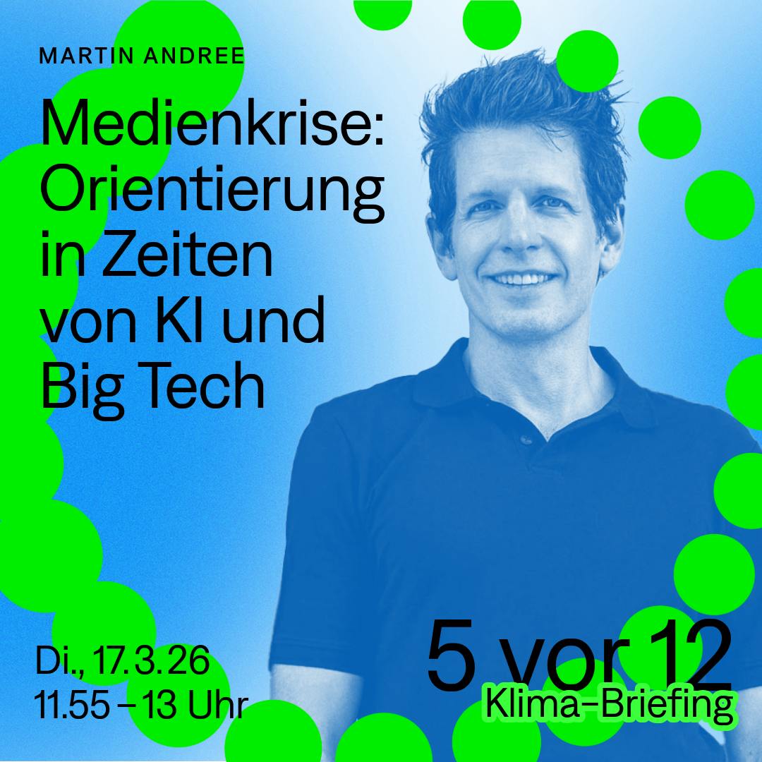 Auf dem Bild mit blauen Hintergund ist Martin Andree zu sehen, ein Mann mit kurzem dunklen Haar und T-Shirt. Der Schriftzug neben ihm bennent das Thema "Medienkrise: Orientierung in Zeiten von KI und Big Tech."