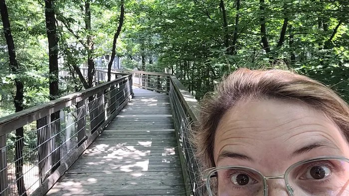 Der Baumwipfelpfad des Naturerlebnisparks Panarbora in Waldbröl mit Christine Piontek im Vordergrund.