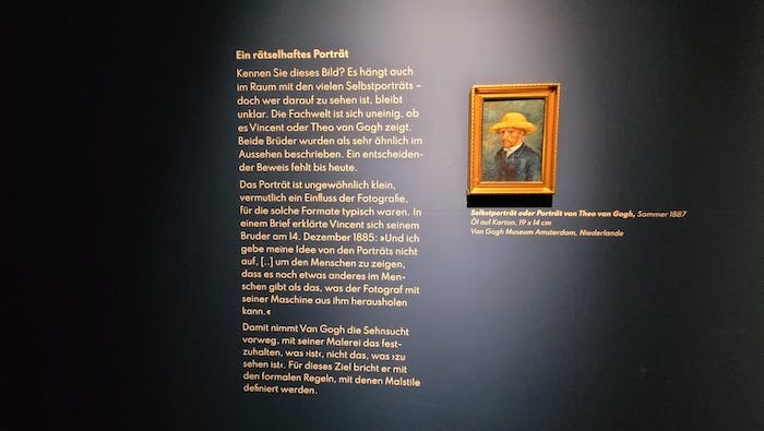 Texttafel in der Ausstellung im Visiodrom in Wuppertal mit einem Zitat Vincent van Goghs zur Malerei, die er der Fotografie gegenüber bevorzugt.