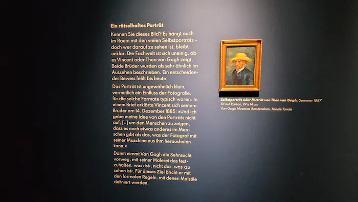 Texttafel in der Ausstellung im Visiodrom in Wuppertal mit einem Zitat Vincent van Goghs zur Malerei, die er der Fotografie gegenüber bevorzugt.