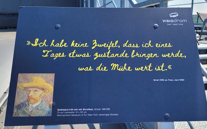 Tafel mit einem Zitat Vincent van Goghs aus einem seiner Briefe an seinen Bruder Theo auf einer Tafel auf dem Skywalk des Visiodroms in Wuppertal. "Ich habe keine Zweifel, dass ich eines Tages etwas zustande bringen werde, was der Mühe wert ist."