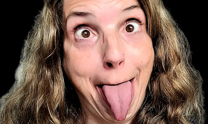 Christine Piontek streckt die Zunge heraus.