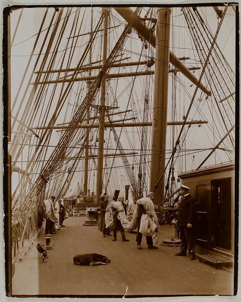 Fünfmaster 'Preußen', Abtragen der großen Segel, Hamann, 1906, gemeinfrei,