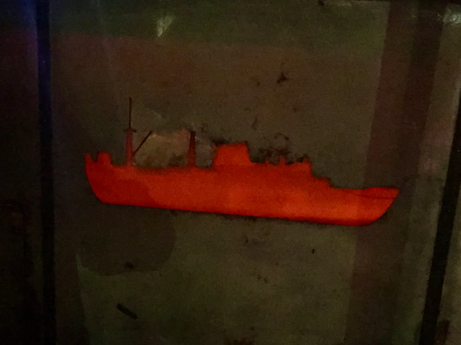 Abbildung der MS Stubnitz auf einem Tresen im Schiffsinneren, industrieller Look