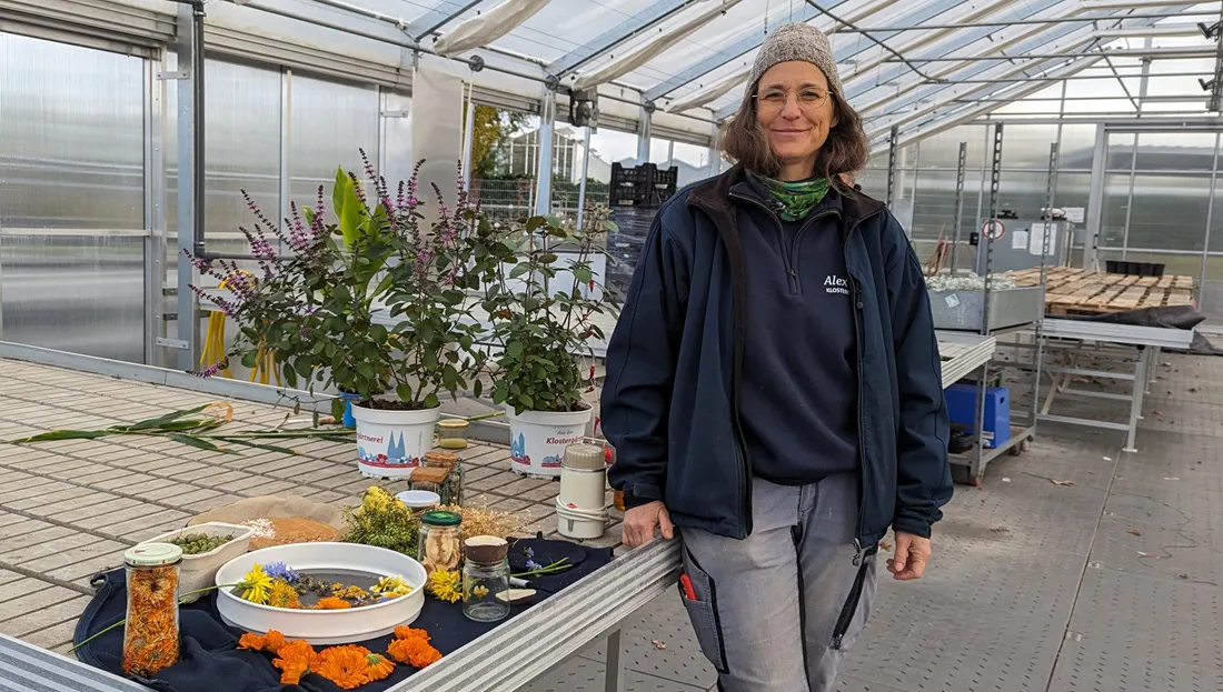 Gartnermeisterin Dagmar Hauke steht lächeln an einem Pflanztisch