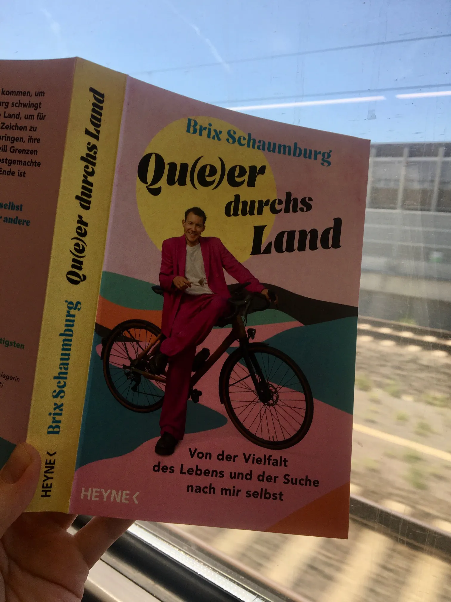 Zug Bahn Fenster Gleis Buchcover Queer durchs Land Brix Schaumburg