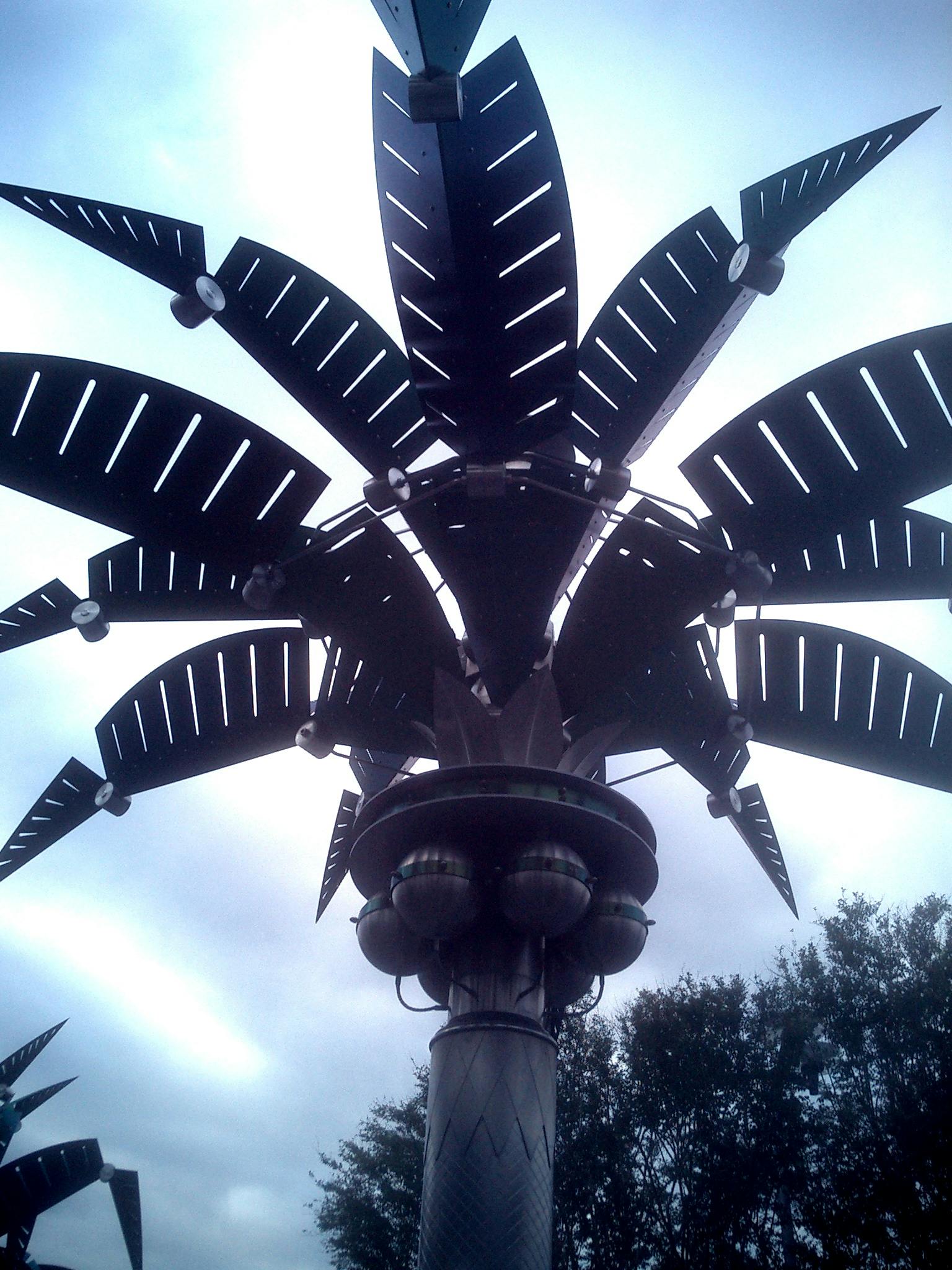 Das Foto einer metallenen Palme. Sie ist leicht schräg von unten fotografiert. Sie steht im Tomorrow Land in Disney World in Orlando, Florida.
Metall Palm Tree von Cory Doctorow