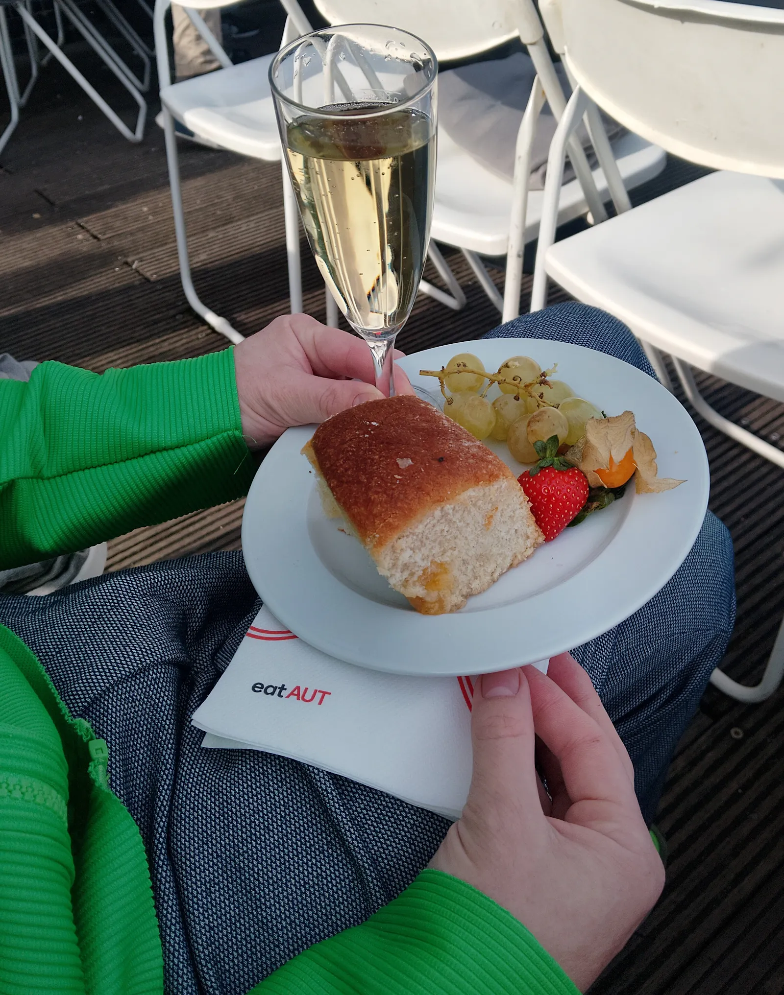 Schwuchtel mit Buchtel (frei nach Audrey Naline) und Schaumwein, passend zu den Trauben // Foto: HMS / the little queer review