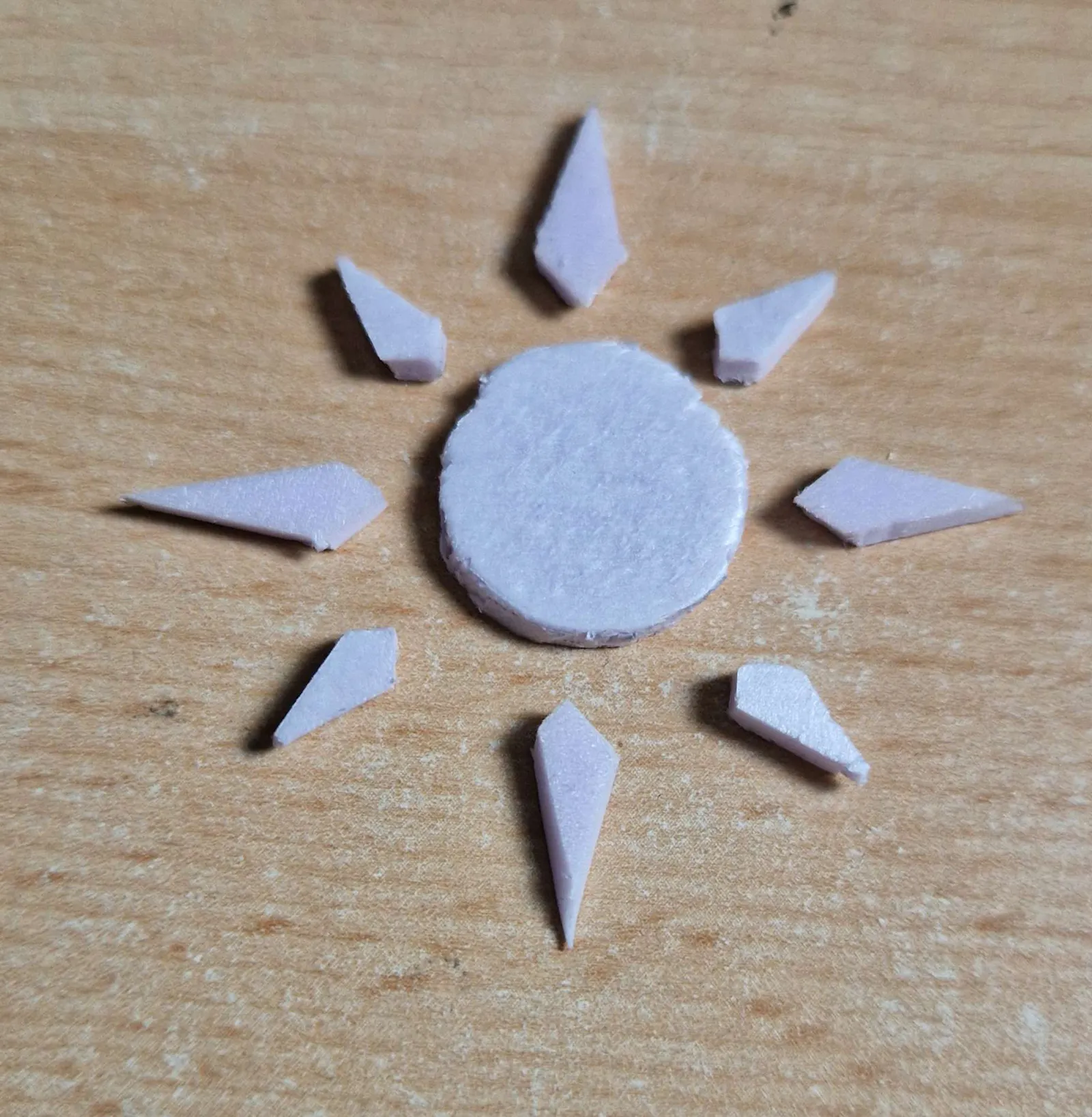 Ein ausgeschnittenes Sonnensymbol