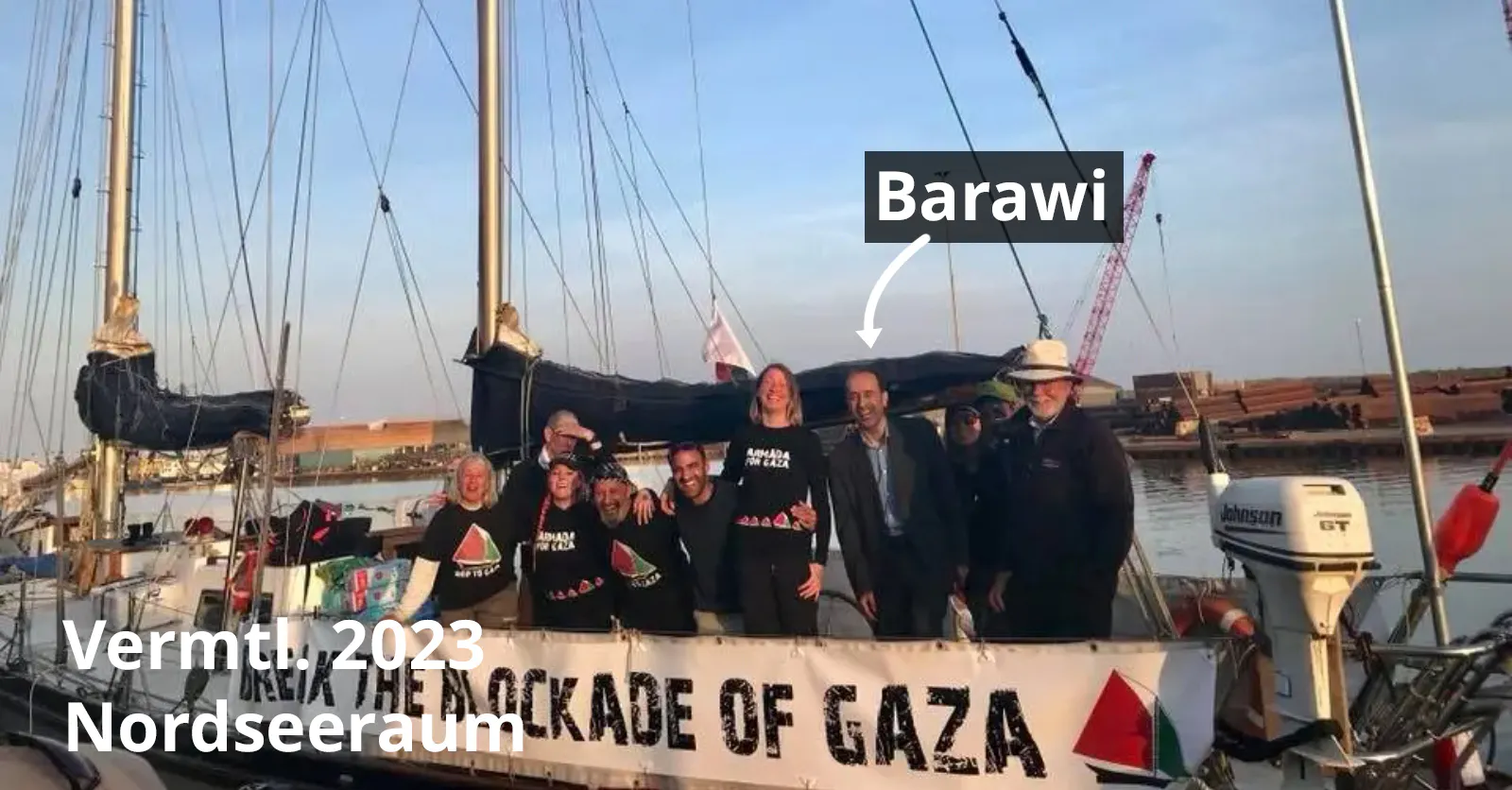 Birawi in einer Gruppe posierend auf einem Segelboot
