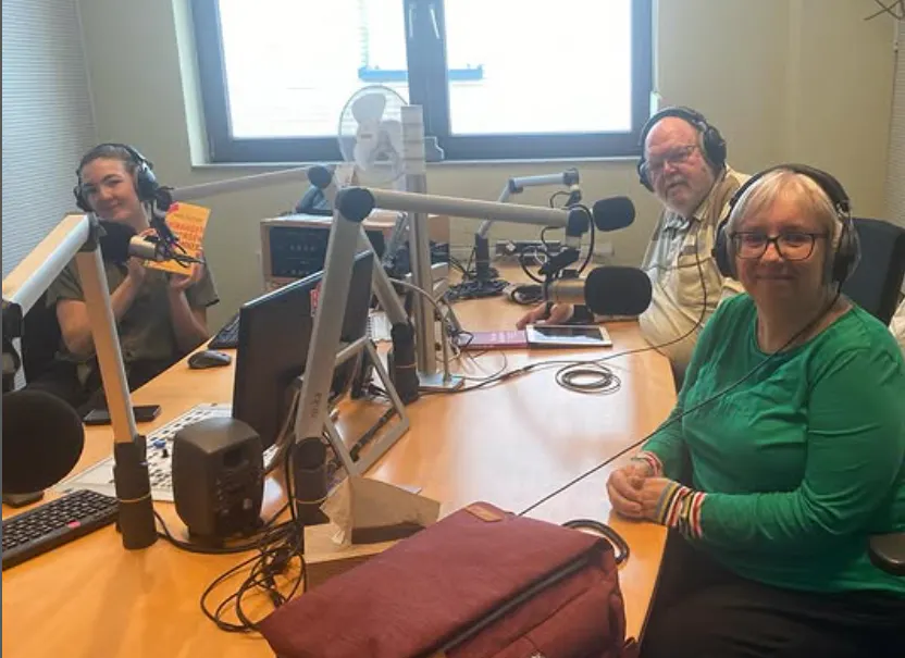 Drei Personen (Luise und Peter Brunner, Antje Schrupp) in einem Tonstudio.