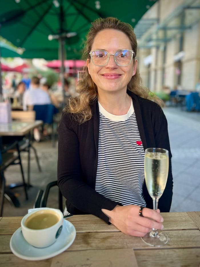 Christine Piontek mit einem Glas Sekt beim Geburtstagsfrühstück. Foto von Birthe Piontek