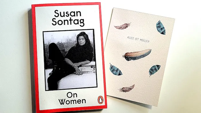 Das Buch "On Women" von Susan Sontag neben einer Karte, auf der steht "Alles ist möglich". Foto von Christine Piontek für den August-Newsletter der Piontextchen.