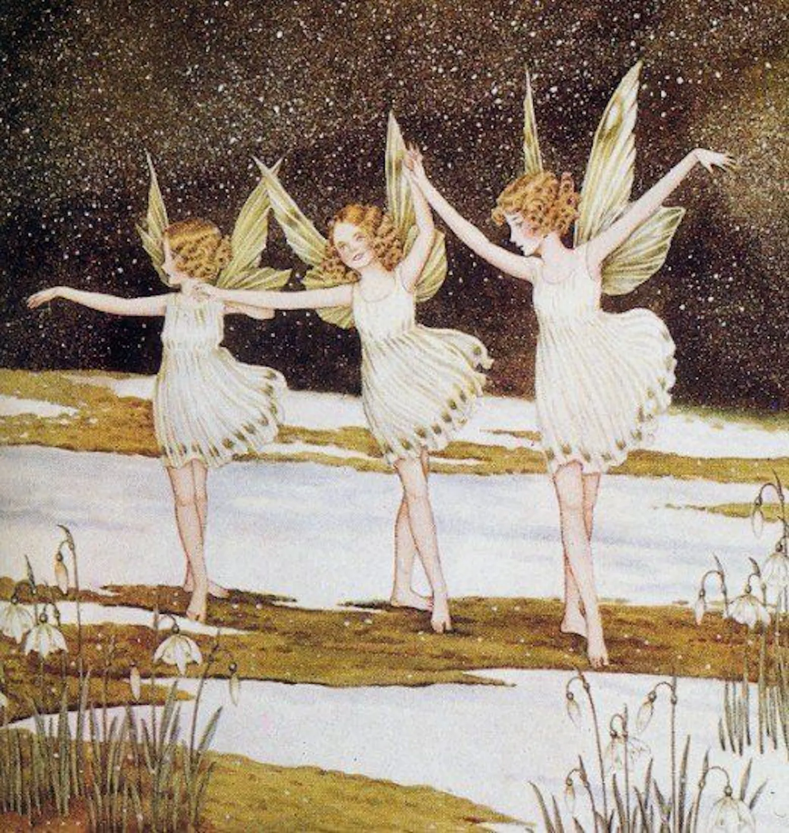 Tre fatine in un paesaggio nevoso, si tengono per mano e sembrano stare facendo dei passi di danza. Indossano dei vestitini svasati bianchi, hanno i capelli riccioluti rossi e un paio di ali verde chiaro a testa. L'illustrazione è di Ida Rentoul Outhwaite.