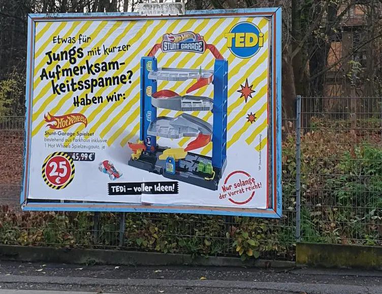 Tedi Werbeplakat mit "Stunt-Garage" und Überschrift: Etwas für Jungs mit kurzer Aufmerksamkeitsspanne? Haben wir"