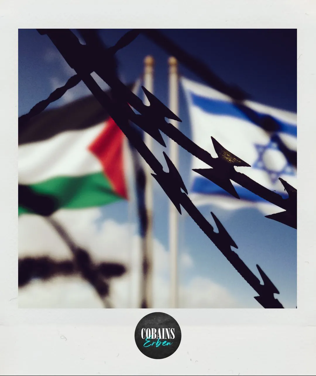 Im Hintergrund die palästinensische und israelische Flagge, im Vordergrund der Stacheldraht einer militärischen Absperrung.