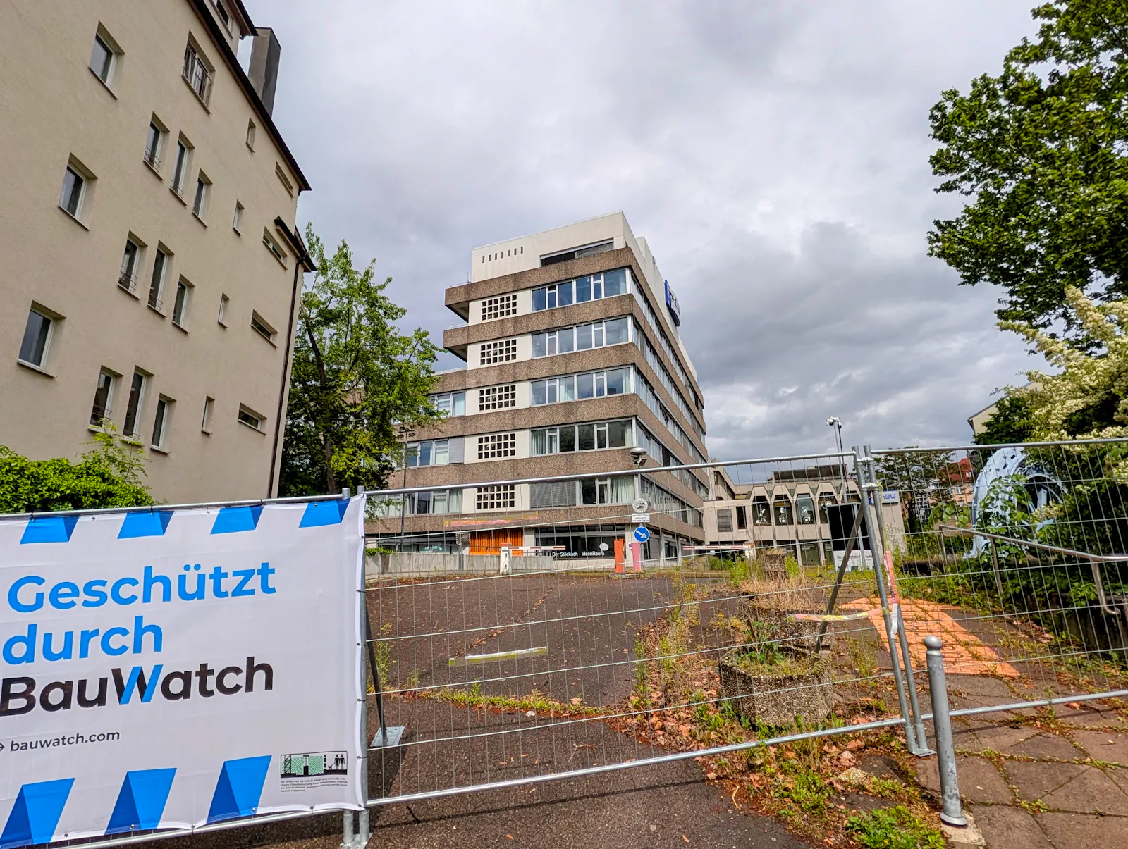 Der Leerstand auf dem großen EnBW-Areal wird rundum videoüberwacht. Foto: Jürgen Brand