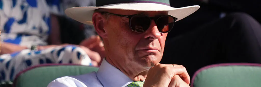 Friedrich Merz mit Hut und Sonnenbrille.