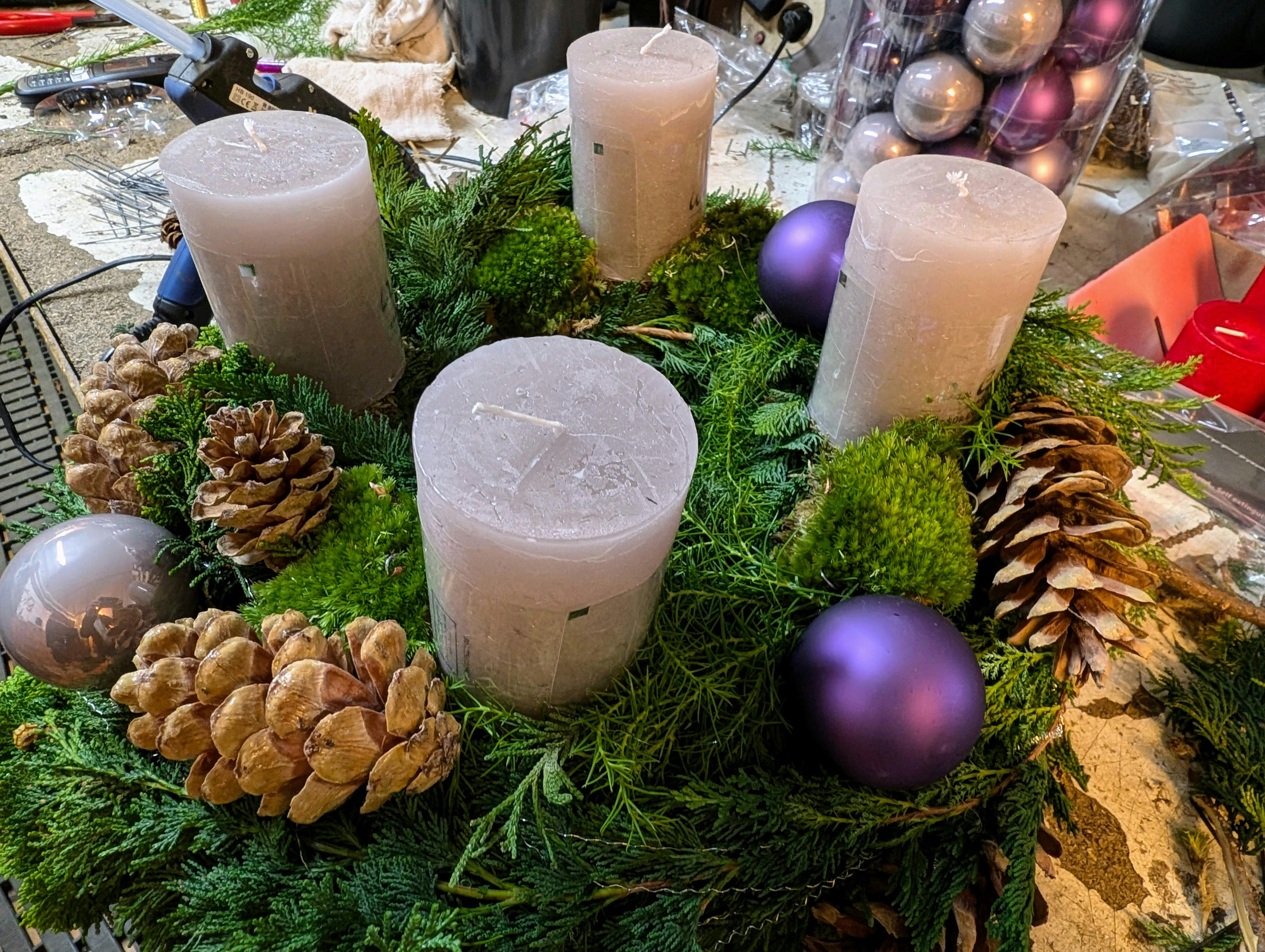 Am Sonntag wird die erste Kerze angezündet – höchste Zeit also, den Adventskranz zu basteln, aus dem Keller zu holen, zu kaufen. Foto: Jürgen Brand