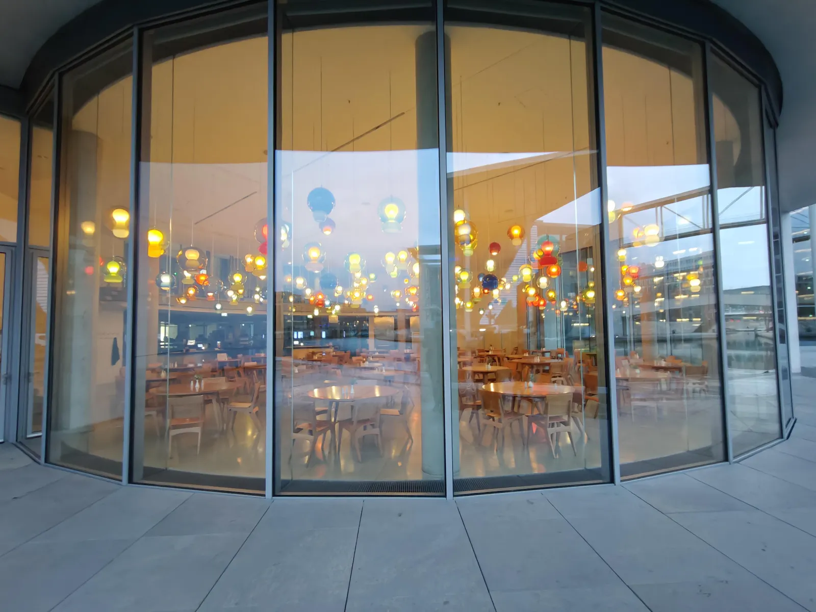 Restaurant im Paul-Löbe-Haus, von Außen fotografiert.
