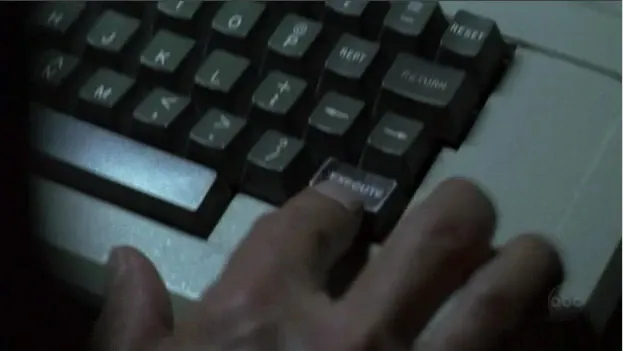 Una scena dal telefilm Lost. John Locke inserisce la sequenza e preme il bottone "esegui" sul computer della stazione del cigno.