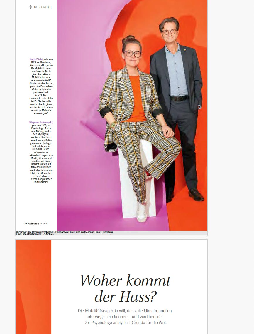 Screenshot des Artikels mit dem Titel: Woher kommt der Hass? Ich sitze auf einem weißen Podest, im karierten Anzug. Neben mir Psychologe und meinungsforscher Stephan Grünwald, mit dem ich ein Zwiegespräch geführt habe.