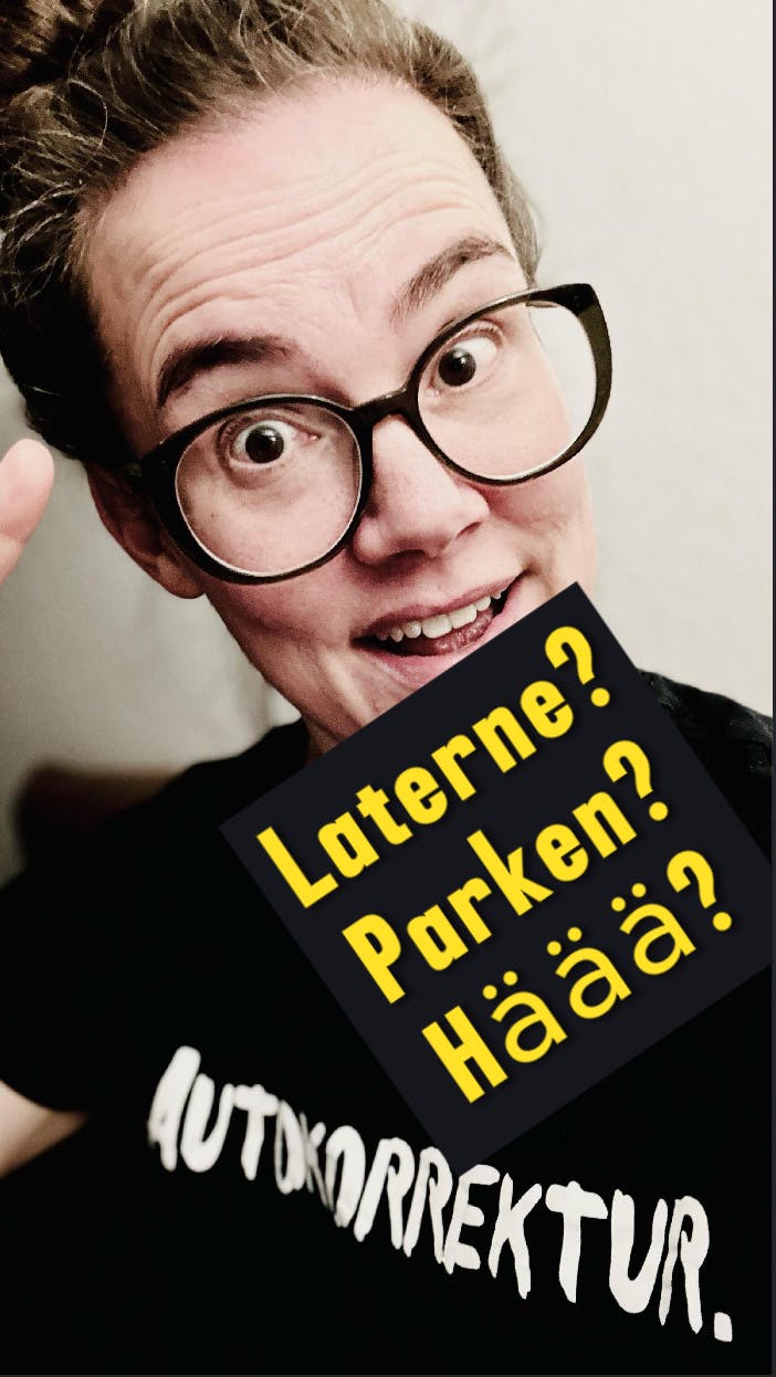 Ich im schwarzen Tshirt mit weißem Aufdruck Autokorrektur. Darüber in gelb die Wörter:
Laterne?
Parken?
Hääää?