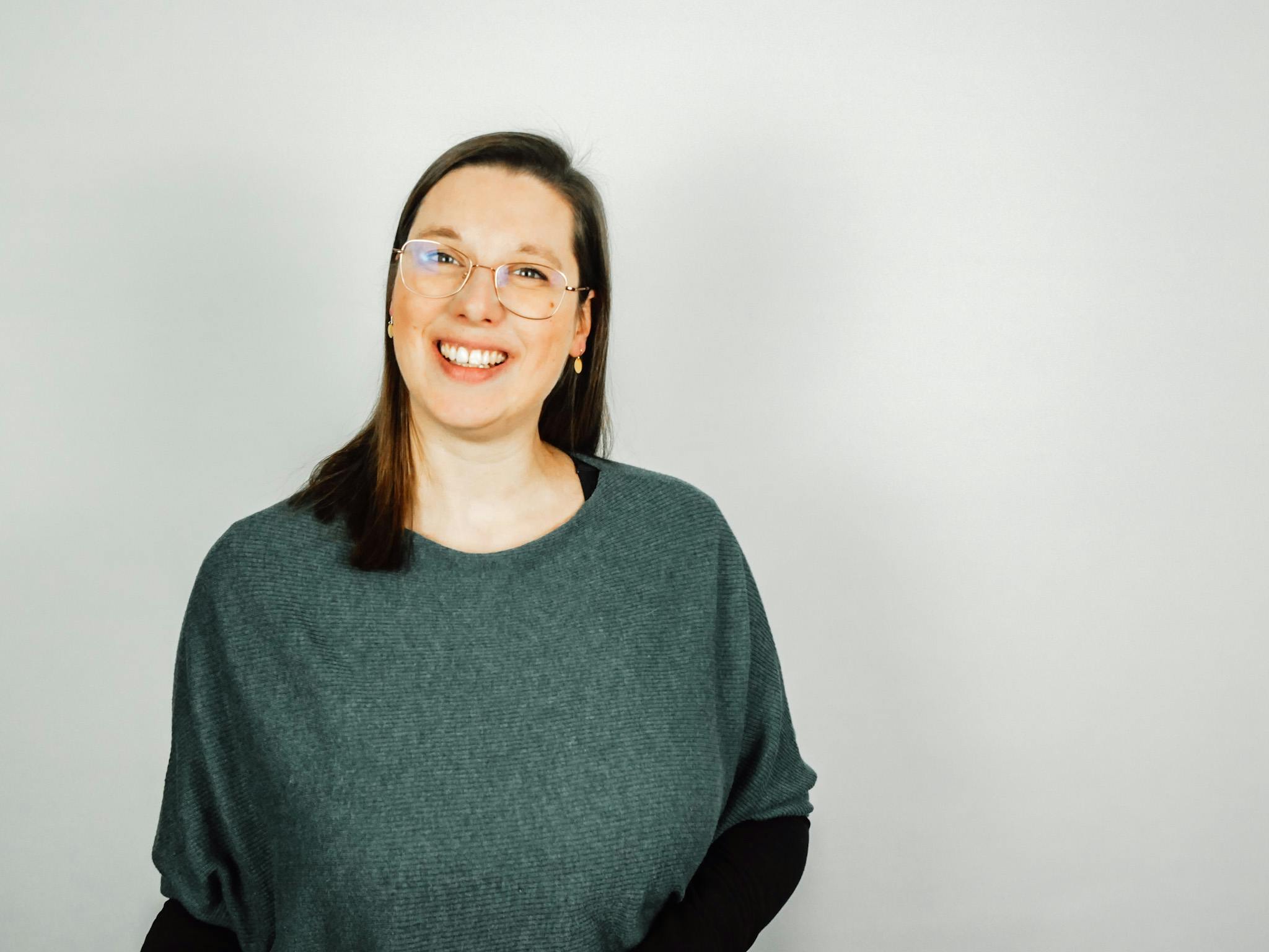 Beziehungsberaterin und Psychologin Nadine Köster schaut lächelnd in die Kamera
