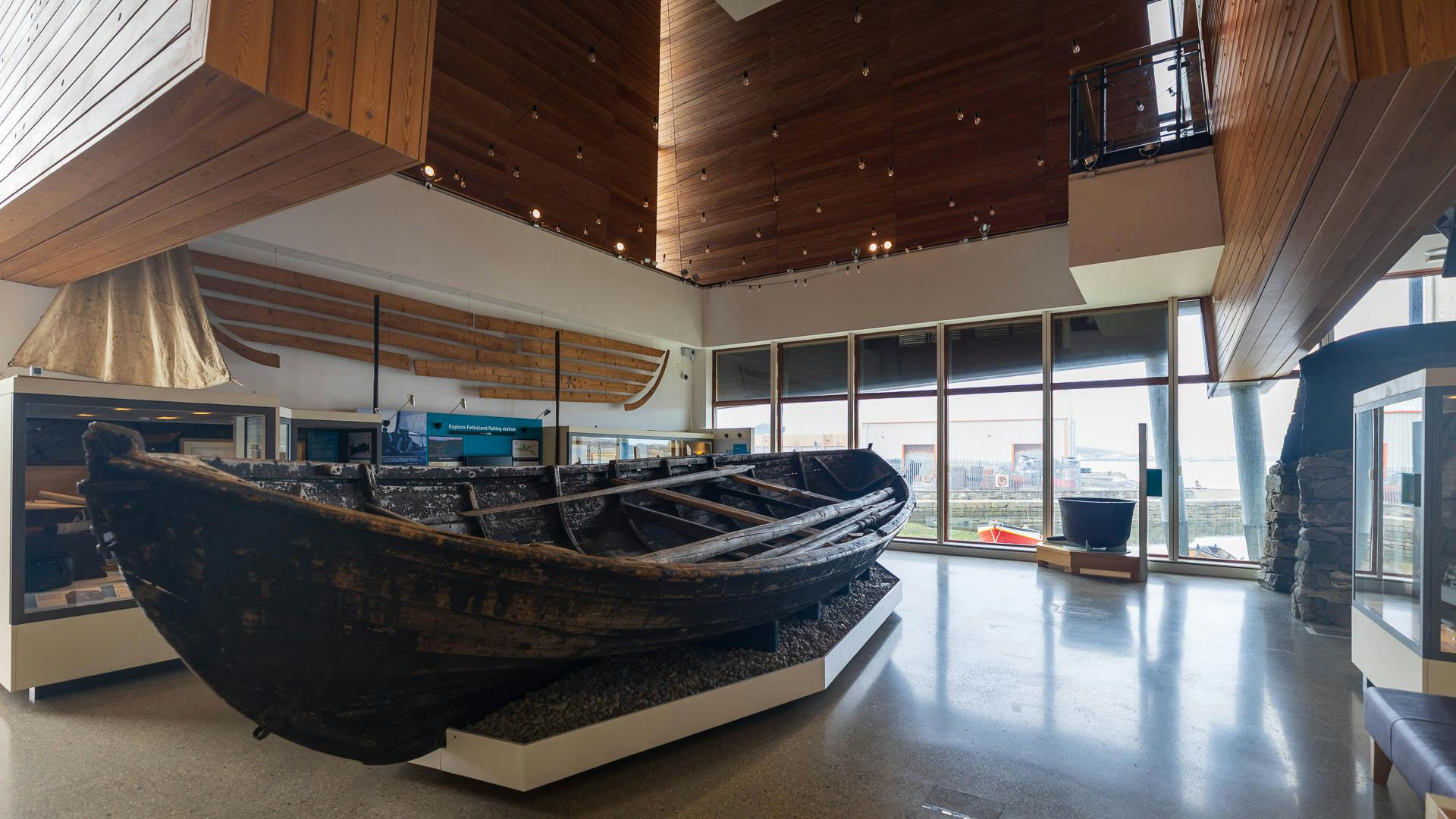 Ein altes Schiff im Museum in Lerwick