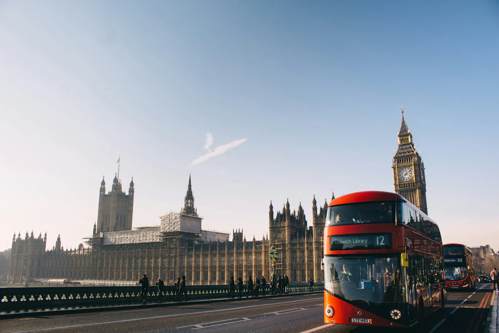 Ein Bus fährt in London eine Straße entlang
