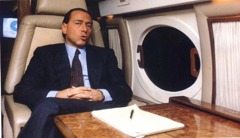 Silvio Berlusconi, damals nur Unternehmer, in den 1980er Jahren. (Credit: Wikimedia Commons)