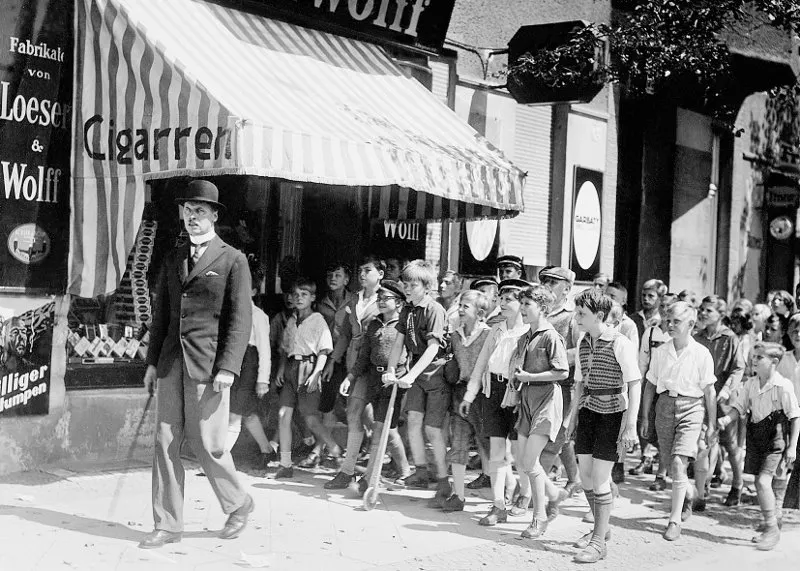 Filmstill aus "Emil und die Detektive", 1931, Buch von Erich Kästner, Drehbuch von Billy Wilder